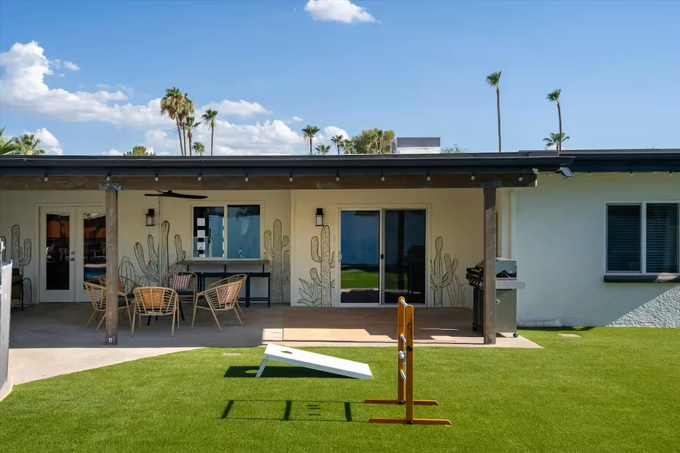 Patio and turf lawn with cornhole and ladder toss — The Sunkiss, Scottsdale, Arizona